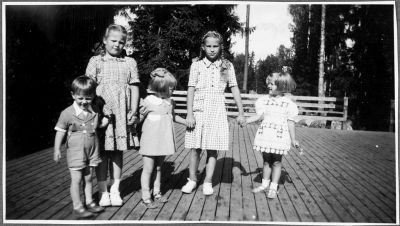 Vasemmalta Harri Holland, Seija Laaksonen, ?, Silve Sahlan ja ? Pitkäjärven VPK:n lavalla

