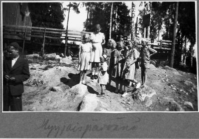 Vas. Reijo Helander, ?, Leila Iiskola, edessä ?, Riitta Helander, ?, Silve Sahlan, ?, ?  Kuvaaja Sirkka Ahlroth
