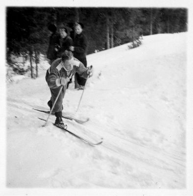 kansio1952_s16a_hiihtoa-W1024.jpg