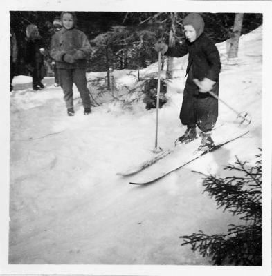 kansio1952_s16f_hiihtoa-W1024.jpg