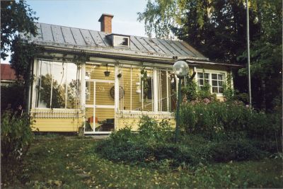 Kuvan toimittanut MarjaLeena Koskiniemi. Riihiniityntie 28. Talo rakennettu vuonna 1936, ja kuva otettu 1998.
Keywords: talo,riihiniityntie