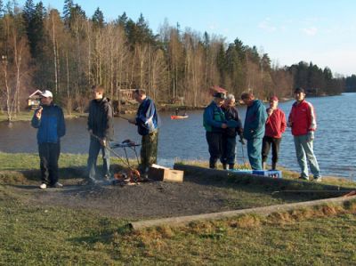 Talkooporukka rannalla siivouksen jälkeen makkaranpaistossa.

